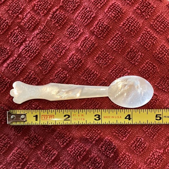 4 1/2 inch shell spoon, in excellent condition - Picture 4 of 5